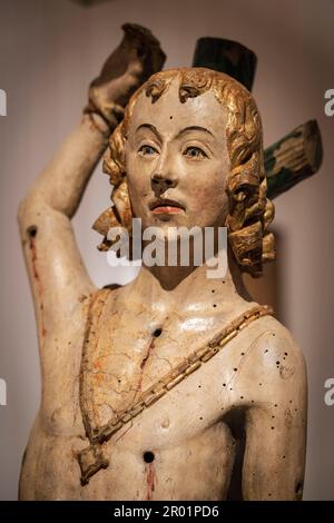 Saint Sebastian, anonym Flämisch, 1500, vergoldet und polychromes Holz, Museu de Mallorca, Palma, Mallorca, Spanien. Stockfoto