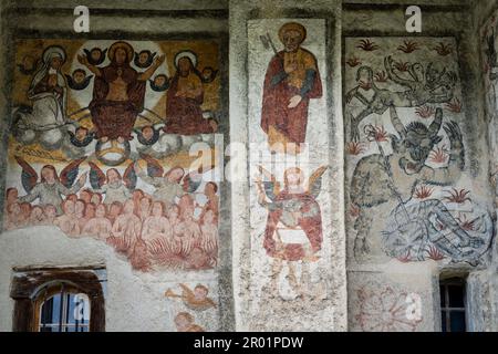 Wandmalereien der Hölle und des Teufels, romanische Kirche, Mont Village, Louron Valley, Gebirge der Pyrenäen, Frankreich. Stockfoto