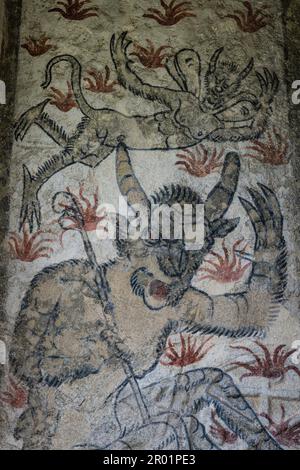 Wandmalereien der Hölle und des Teufels, romanische Kirche, Mont Village, Louron Valley, Gebirge der Pyrenäen, Frankreich. Stockfoto