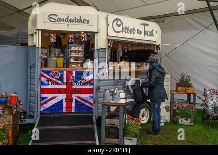 Badminton, Großbritannien. 6. Mai 2023. Die Zuschauer bei den Badminton Horse Trials, präsentiert von MARS Equestrian, sehen die Krönung auf den Bildschirmen im Parkland des Badminton House im Dorf Badminton in Gloucestershire, Großbritannien. Kredit: Peter Nixon / Alamy Live News Stockfoto