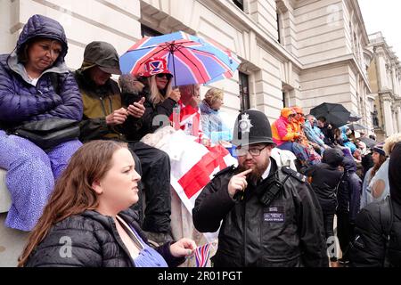 Whitehall. Westminster, London, Großbritannien. 6. Mai 2023. Szenen vor der zeremoniellen Prozession zur Westminster Abbey von König Charles III und Königin Camilla, die von HM-Streitkräften in voller militärischer Regalia durchgeführt wurden, beobachtet von Tausenden Royalisten auf Whitehall Credit: Motofoto/Alamy Live News Stockfoto