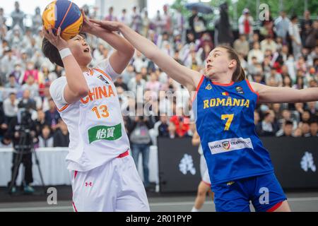 Wuhan, China. 6. Mai 2023. Teodora Manea (R) aus Rumänien verteidigt Wan Jiyuan aus China während des 2023. FIBA 3x3 Women's Series Wuhan Stop Match in Wuhan, der zentralchinesischen Provinz Hubei am 6. Mai 2023. Kredit: Wu Zhizun/Xinhua/Alamy Live News Stockfoto