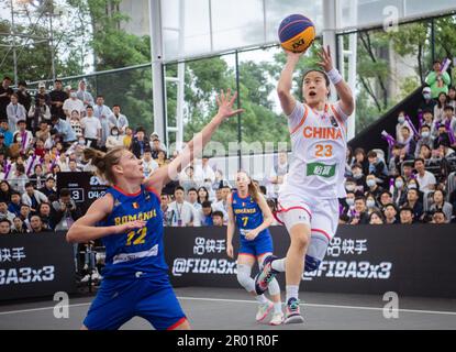 Wuhan, China. 6. Mai 2023. Anca Sipos (L) aus Rumänien verteidigt Wang Lili aus China während des 2023. FIBA 3x3 Women's Series Wuhan Stop Match in Wuhan, der zentralchinesischen Provinz Hubei am 6. Mai 2023. Kredit: Wu Zhizun/Xinhua/Alamy Live News Stockfoto