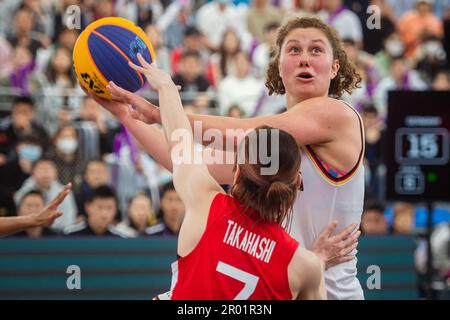 Wuhan, China. 6. Mai 2023. Luana Rodefeld (R) aus Deutschland tritt am 6. Mai 2023 in Wuhan, der zentralchinesischen Provinz Hubei, bei ihrem 2023. FIBA 3x3 Women's Series Wuhan Stop Match gegen Takahashi Miku aus Japan an. Kredit: Wu Zhizun/Xinhua/Alamy Live News Stockfoto