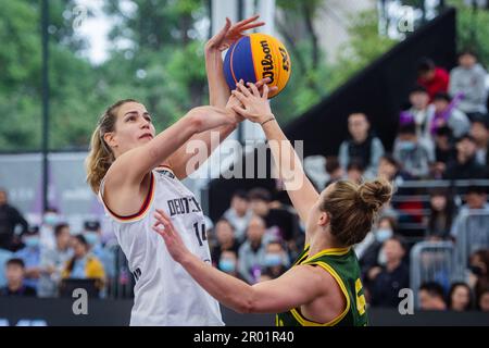 Wuhan, China. 6. Mai 2023. Sonja Greinacher (L) aus Deutschland schießt am 6. Mai 2023 bei einem 2023 FIBA 3x3 Women's Series Wuhan Stop Match gegen Australien in Wuhan, der zentralchinesischen Provinz Hubei. Kredit: Wu Zhizun/Xinhua/Alamy Live News Stockfoto