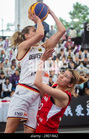 Wuhan, China. 6. Mai 2023. Sonja Greinacher (L) aus Deutschland tritt am 6. Mai 2023 bei einem 2023 FIBA 3x3 Women's Series Wuhan Stop Match gegen Japan in Wuhan, der zentralchinesischen Provinz Hubei, an. Kredit: Wu Zhizun/Xinhua/Alamy Live News Stockfoto