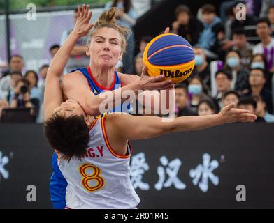 Wuhan, China. 6. Mai 2023. Anca Sipos (Top) aus Rumänien tritt am 6. Mai 2023 in Wuhan, der zentralchinesischen Provinz Hubei, bei ihrem 2023. FIBA 3x3 Women's Series Wuhan Stop Match gegen Zhang Yi aus China an. Kredit: Wu Zhizun/Xinhua/Alamy Live News Stockfoto