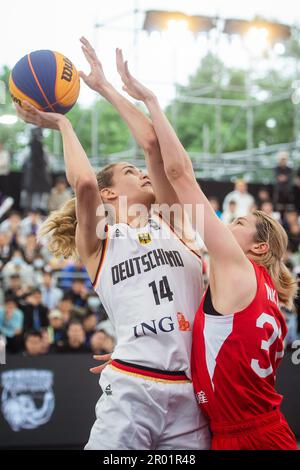 Wuhan, China. 6. Mai 2023. Sonja Greinacher (L) aus Deutschland tritt am 6. Mai 2023 bei einem 2023 FIBA 3x3 Women's Series Wuhan Stop Match gegen Japan in Wuhan, der zentralchinesischen Provinz Hubei, an. Kredit: Wu Zhizun/Xinhua/Alamy Live News Stockfoto