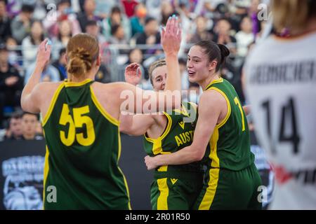 Wuhan, China. 6. Mai 2023. Spieler Australiens feiern am 6. Mai 2023 in Wuhan, der zentralchinesischen Provinz Hubei, den Sieg eines 2023 FIBA 3x3 Women's Series Wuhan Stop Match gegen Deutschland. Kredit: Wu Zhizun/Xinhua/Alamy Live News Stockfoto