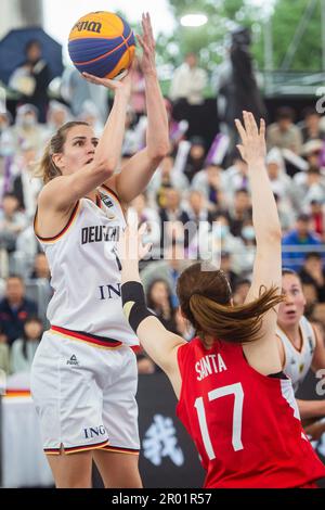 Wuhan, China. 6. Mai 2023. Sonja Greinacher (L) aus Deutschland schießt am 6. Mai 2023 in Wuhan, der zentralchinesischen Provinz Hubei, bei einem 2023 FIBA 3x3 Wuhan Stop Match gegen Japan. Kredit: Wu Zhizun/Xinhua/Alamy Live News Stockfoto