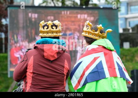 Cardiff, Wales, Großbritannien – Samstag, den 6. Mai 2023 – auf großen Fernsehbildschirmen im Cardiff Castle sehen Menschenmassen die Krönung von König Karl III. Foto Steven May/Alamy Live News Stockfoto