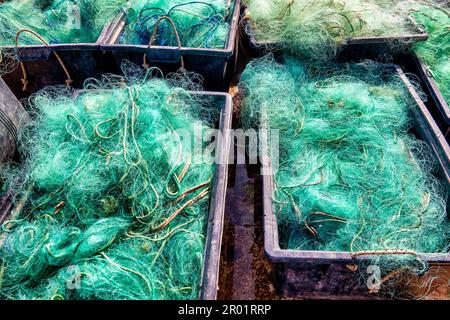 Fischernetze, die im Hafen von Pescara, Italien, zum Trocknen zurückgelassen wurden Stockfoto