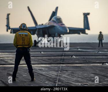 USS Nimitz, internationale Gewässer. 01. Mai 2023. EIN US-AMERIKANISCHER Der Matrose auf dem Navy-Cockpit sieht ein F/A-18F Super Hornet-Kampfflugzeug der mächtigen Schrikes des Strike Fighter Squadron 94, Taxi auf dem Cockpit des Nimitz-Klasse-Flugzeugträgers USS Nimitz, der Routineeinsätze durchführt, am 1. Mai 2023 im Südchinesischen Meer. Kredit: MC2 Justin McTaggart/U.S Navy Photo/Alamy Live News Stockfoto
