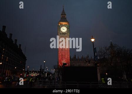 Big Ben erleuchtete vor der Krönung von König Karl am Donnerstag und wird bis Sonntag beleuchtet bleiben . Das britische Wahrzeichen wird mit Bildern beleuchtet, die auf den Turm im Zentrum Londons projiziert werden , die Bilder sind eine ergreifende Hommage an König Karl 111 . Ben Ben wurde einmal rot und war bedeckt mit Rosen und anderen Blumen... Stockfoto