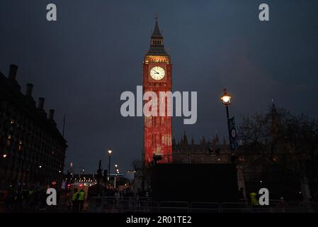 Big Ben erleuchtete vor der Krönung von König Karl am Donnerstag und wird bis Sonntag beleuchtet bleiben . Das britische Wahrzeichen wird mit Bildern beleuchtet, die auf den Turm im Zentrum Londons projiziert werden , die Bilder sind eine ergreifende Hommage an König Karl 111 . Ben Ben wurde einmal rot und war bedeckt mit Rosen und anderen Blumen... Stockfoto