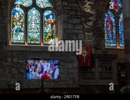 Haddington, East Lothian, Schottland, Vereinigtes Königreich, 6. Mai 2023. Krönungsbesichtigung: Angehörige der Öffentlichkeit sind eingeladen, die Krönung auf Fernsehbildschirmen in der historischen Kirche St. Mary zu sehen, während die Zeremonie zur Krönung von König Karl II. In Westminster Abbey stattfindet. Kredit: Sally Anderson/Alamy Live News Stockfoto