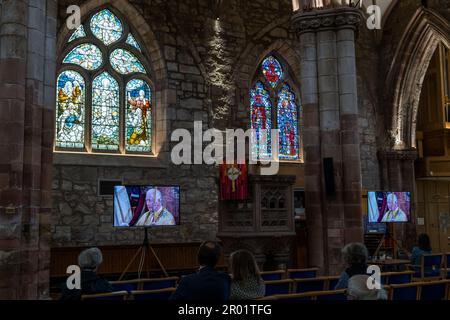 Haddington, East Lothian, Schottland, Vereinigtes Königreich, 6. Mai 2023. Krönungsbesichtigung: Angehörige der Öffentlichkeit sind eingeladen, die Krönung auf Fernsehbildschirmen in der historischen Kirche St. Mary zu sehen, während die Zeremonie zur Krönung von König Karl II. In Westminster Abbey stattfindet. Kredit: Sally Anderson/Alamy Live News Stockfoto