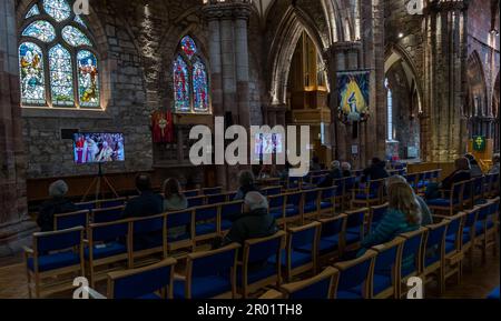 Haddington, East Lothian, Schottland, Vereinigtes Königreich, 6. Mai 2023. Krönungsbesichtigung: Angehörige der Öffentlichkeit sind eingeladen, die Krönung auf Fernsehbildschirmen in der historischen Kirche St. Mary zu sehen, während die Zeremonie zur Krönung von König Karl II. In Westminster Abbey stattfindet. Kredit: Sally Anderson/Alamy Live News Stockfoto