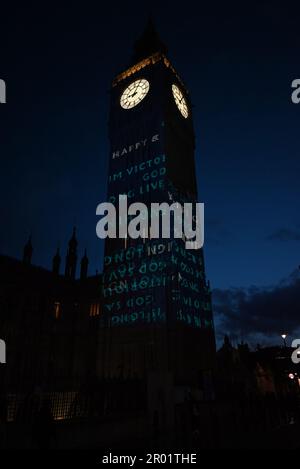 Big Ben erleuchtete vor der Krönung von König Karl am Donnerstag und wird bis Sonntag beleuchtet bleiben . Das britische Wahrzeichen wird mit Bildern beleuchtet, die auf den Turm im Zentrum Londons projiziert werden , die Bilder sind eine ergreifende Hommage an König Karl 111 . Ben Ben wurde einmal rot und war bedeckt mit Rosen und anderen Blumen... Stockfoto