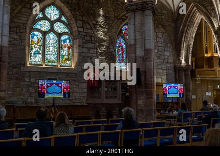 Haddington, East Lothian, Schottland, Vereinigtes Königreich, 6. Mai 2023. Krönungsbesichtigung: Angehörige der Öffentlichkeit sind eingeladen, die Krönung auf Fernsehbildschirmen in der historischen Kirche St. Mary zu sehen, während die Zeremonie zur Krönung von König Karl II. In Westminster Abbey stattfindet. Kredit: Sally Anderson/Alamy Live News Stockfoto