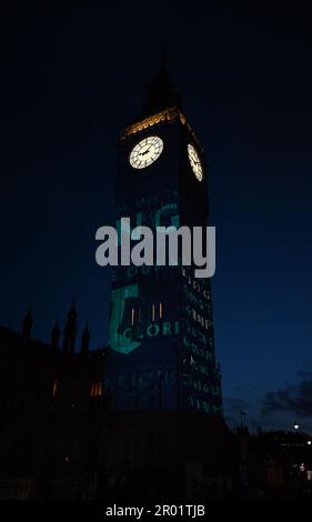 Big Ben erleuchtete vor der Krönung von König Karl am Donnerstag und wird bis Sonntag beleuchtet bleiben . Das britische Wahrzeichen wird mit Bildern beleuchtet, die auf den Turm im Zentrum Londons projiziert werden , die Bilder sind eine ergreifende Hommage an König Karl 111 . Ben Ben wurde einmal rot und war bedeckt mit Rosen und anderen Blumen... Stockfoto