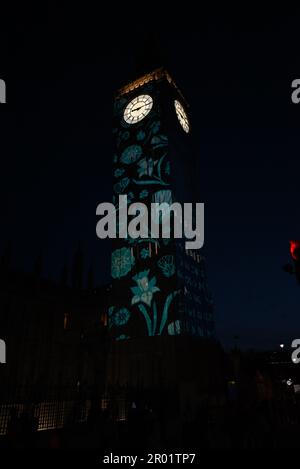 Big Ben erleuchtete vor der Krönung von König Karl am Donnerstag und wird bis Sonntag beleuchtet bleiben . Das britische Wahrzeichen wird mit Bildern beleuchtet, die auf den Turm im Zentrum Londons projiziert werden , die Bilder sind eine ergreifende Hommage an König Karl 111 . Ben Ben wurde einmal rot und war bedeckt mit Rosen und anderen Blumen... Stockfoto