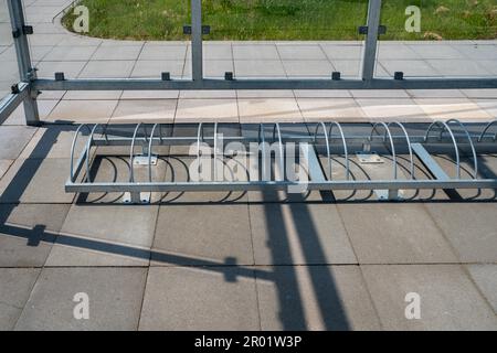 Leerer Fahrradparkplatz in der Stadt Stockfoto