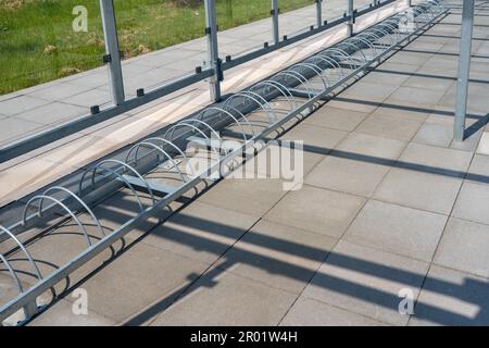 Leerer Fahrradparkplatz in der Stadt Stockfoto