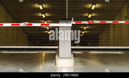 Zugang zur Tiefgarage und Barriere Stockfoto