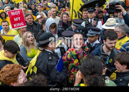 Westminster, London, Großbritannien. 6. Mai 2023. Demonstranten versammelten sich am Trafalgar Square, um gegen die Krönung von König Karl III. Zu protestieren Verhaftungen wurden vorgenommen. Patrick Thelwell, 23, war zuvor verhaftet worden, weil er mit Eiern auf König Charles warf, und wurde gewarnt, sich von der Krönung fernzuhalten. Er wird von der Polizei mitgenommen Stockfoto