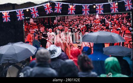 Brighton UK, 6. Mai 2023 - die Massen beobachten heute im Regen die Krönung von König Charles III auf einer großen Leinwand in Brightons Jubilee Square : Credit Simon Dack / Alamy Live News Stockfoto