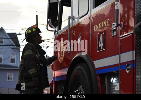 Paterson, Usa. 05. Mai 2023. Paterson Feuerwehr am Tatort des Fahrzeugs in ein Haus. Ein Fahrzeug hat Freitagabend ein Haus in der Hopper Street angefahren. Public Service Electric and Gas, Paterson Fire Department und Paterson Police Department reagierten auf den Tatort. Die Behörden haben nichts darüber erfahren, ob es Verletzungen gab oder was die Ursache des Unfalls war. (Foto: Kyle Mazza/SOPA Images/Sipa USA) Guthaben: SIPA USA/Alamy Live News Stockfoto