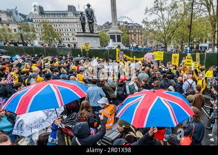 London, Großbritannien. 6. Mai 2023. Nicht mein König gegen die Monarchie Demonstranten werden außerhalb des Grenzzauns am trafalgar Square festgehalten, zusammen mit den Zehntausenden von enttäuschten Menschen, die gekommen sind, um zu feiern - der Regen kam runter und Zehntausende Menschen waren enttäuscht und dazu verdammt, durch die Straßen zu wandern Da die Organisatoren die Eingangstore sehr früh am Morgen schließen. Die Krönung von König Karl III. Am 6. Mai. Kredit: Guy Bell/Alamy Live News Stockfoto