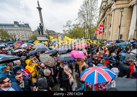 London, Großbritannien. 6. Mai 2023. Nicht mein König gegen die Monarchie Demonstranten werden außerhalb des Grenzzauns am trafalgar Square festgehalten, zusammen mit den Zehntausenden von enttäuschten Menschen, die gekommen sind, um zu feiern - der Regen kam runter und Zehntausende Menschen waren enttäuscht und dazu verdammt, durch die Straßen zu wandern Da die Organisatoren die Eingangstore sehr früh am Morgen schließen. Die Krönung von König Karl III. Am 6. Mai. Kredit: Guy Bell/Alamy Live News Stockfoto