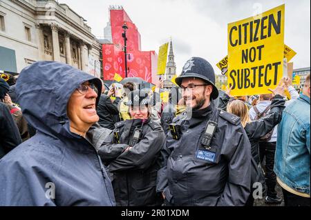 London, Großbritannien. 6. Mai 2023. Nicht mein König gegen die Monarchie Demonstranten werden außerhalb des Grenzzauns am trafalgar Square festgehalten, zusammen mit den Zehntausenden von enttäuschten Menschen, die gekommen sind, um zu feiern - der Regen kam runter und Zehntausende Menschen waren enttäuscht und dazu verdammt, durch die Straßen zu wandern Da die Organisatoren die Eingangstore sehr früh am Morgen schließen. Die Krönung von König Karl III. Am 6. Mai. Kredit: Guy Bell/Alamy Live News Stockfoto