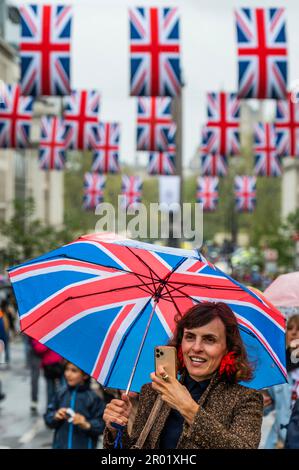 London, Großbritannien. 6. Mai 2023. Besucher versuchen, das Beste aus dem Regen zu machen - der Regen kam runter und Zehntausende Menschen waren enttäuscht und dazu verdammt, durch die Straßen zu schlendern, als die Organisatoren die Tore am Rande sehr früh am Morgen geschlossen haben. Die Krönung von König Karl III. Am 6. Mai. Kredit: Guy Bell/Alamy Live News Stockfoto