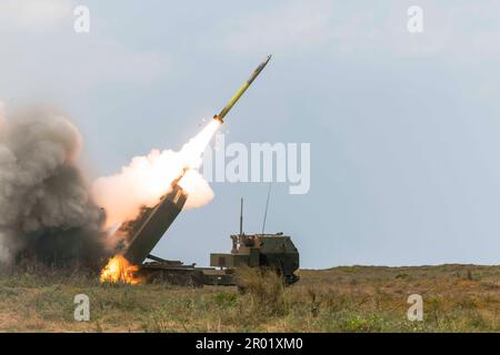 San Antonio, Philippinen. 26. April 2023. EIN US-AMERIKANISCHER Army High Mobility Artillery Raketensystem, bekannt als HIMARS, feuert Raketen während einer Live-Feuerveranstaltung in Balikatan 23, gemeinsame Schulung mit philippinischen Marines am Naval Education, Training and Doctrine Command, 26. April 2023 in San Antonio, Zambales, Philippinen. Kredit: Sergeant Samuel Fletcher/US Marines Photo/Alamy Live News Stockfoto