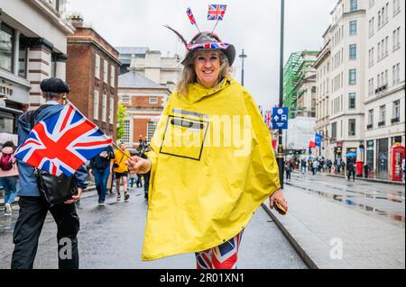 London, Großbritannien. 6. Mai 2023. Besucher versuchen, das Beste aus dem Regen zu machen - der Regen kam runter und Zehntausende Menschen waren enttäuscht und dazu verdammt, durch die Straßen zu schlendern, als die Organisatoren die Tore am Rande sehr früh am Morgen geschlossen haben. Die Krönung von König Karl III. Am 6. Mai. Kredit: Guy Bell/Alamy Live News Stockfoto