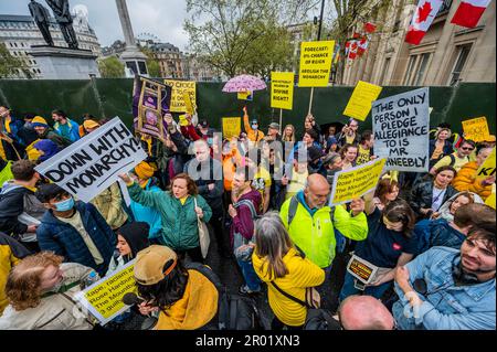 London, Großbritannien. 6. Mai 2023. Nicht mein König gegen die Monarchie Demonstranten werden außerhalb des Grenzzauns am trafalgar Square festgehalten, zusammen mit den Zehntausenden von enttäuschten Menschen, die gekommen sind, um zu feiern - der Regen kam runter und Zehntausende Menschen waren enttäuscht und dazu verdammt, durch die Straßen zu wandern Da die Organisatoren die Eingangstore sehr früh am Morgen schließen. Die Krönung von König Karl III. Am 6. Mai. Kredit: Guy Bell/Alamy Live News Stockfoto