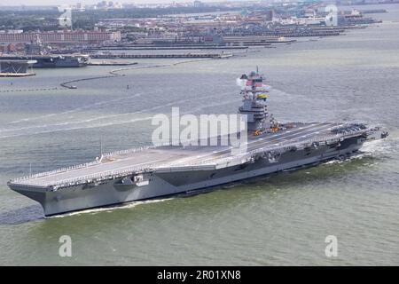 Norfolk, Usa. 02. Mai 2023. USA Navy-Matrosen bewachen die Schienen, während der Superträger USS Gerald R. Ford der Ford-Klasse planmäßig vom Heimathafen Naval Station Norfolk, 2. Mai 2023 in Norfolk, Virginia, abfährt. Guthaben: MC2 Jackson Adkins/US Navy Photo/Alamy Live News Stockfoto