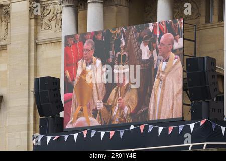 Rumpf, East Riding of Yorkshire. Mai 2023. Hull City Centre feierte heute die Krönung von König Charles stilvoll, die Stadt ist eine Waschung in Rot, weiß und Blau. Die Veranstaltungen fanden auf dem Queen Victoria Square, der King Edward St und dem Beverley Gate statt, wobei die Krönung auf großen Leinwänden im Stadtzentrum gezeigt wurde. IM BILD: BridgetCatterall/AlamyLiveNews Stockfoto