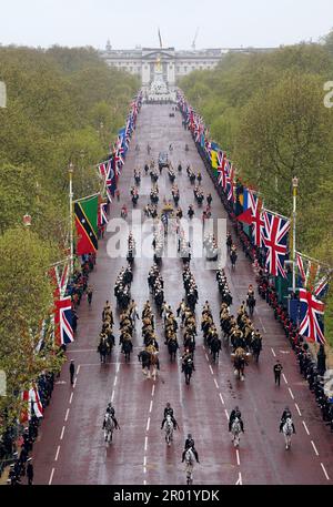 Der Diamond Jubilee State Coach, begleitet von der Eskorte des Sovereign der Haushaltskavallerie, reist entlang der Mall in der King's Procession vor der Krönungszeremonie von König Karl III. Und Königin Camilla im Zentrum von London. Foto: Samstag, 6. Mai 2023. Stockfoto