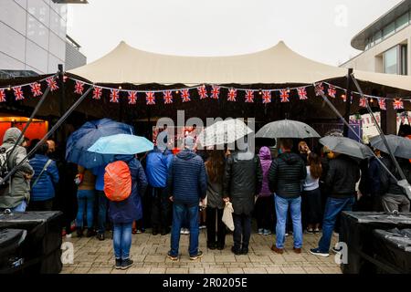 Jubilee Square, City of Brighton & Hove, Großbritannien. Ein vollgepacktes Festzelt im Stadtzentrum von Brighton, in dem Besucher die Krönung von König Karl III. Auf einem großen Bildschirm beobachten können. 6. Mai 2023 Stockfoto