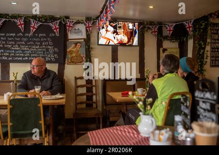 Thaxted, England, Gb 06. Mai 2023. Coronation King Charles III Thaxted Essex UK 6 Mai 2023 die Krönung von König Charles III und Königin Camilla in Westminster Abbey in London, wie im Fernsehen in der Parrishes Wine Bar in Thaxted in North Essex, England, zu sehen ist. Foto von Credit: BRIAN HARRIS/Alamy Live News Stockfoto