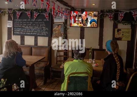 Thaxted, England, Gb 06. Mai 2023. Coronation King Charles III Thaxted Essex UK 6 Mai 2023 die Krönung von König Charles III und Königin Camilla in Westminster Abbey in London, wie im Fernsehen in der Parrishes Wine Bar in Thaxted in North Essex, England, zu sehen ist. Foto von Credit: BRIAN HARRIS/Alamy Live News Stockfoto