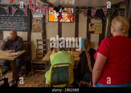 Thaxted, England, Gb 06. Mai 2023. Coronation King Charles III Thaxted Essex UK 6 Mai 2023 die Krönung von König Charles III und Königin Camilla in Westminster Abbey in London, wie im Fernsehen in der Parrishes Wine Bar in Thaxted in North Essex, England, zu sehen ist. Foto von Credit: BRIAN HARRIS/Alamy Live News Stockfoto