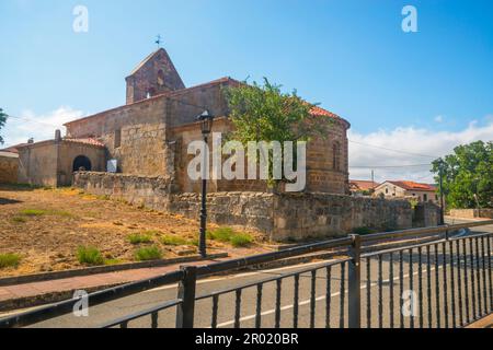 Romanische Kirche. San Martin de Valdelomar, Kantabrien, Spanien. Stockfoto