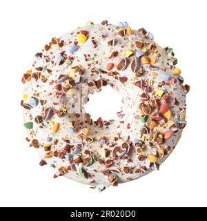 Donut mit Süßigkeiten überzogenen, zerbrochenen Schokoladensplittern isoliert auf weißem Hintergrund. Stockfoto