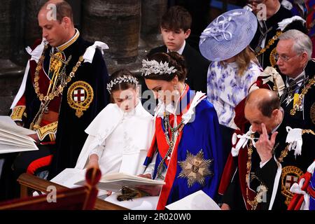 (1. Reihe von links nach rechts) Prinz von Wales, Prinzessin Charlotte, Prinzessin von Wales und Herzog von Edinburgh bei der Krönungszeremonie von König Charles III. Und Königin Camilla in Westminster Abbey, London. Foto: Samstag, 6. Mai 2023. Stockfoto