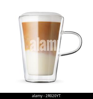 Schaumiger Latte-Kaffee in einem transparenten Glasbecher, isoliert auf weißem Hintergrund. Stockfoto